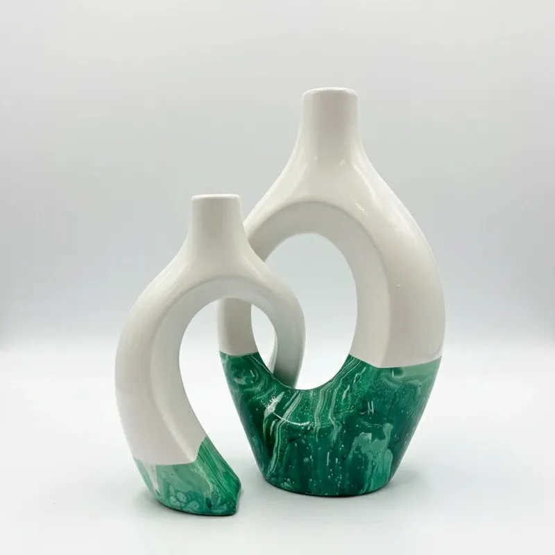 Juego de 2 Jarrones En Ceramica Abrazados - Base blanca - Fura y Tena