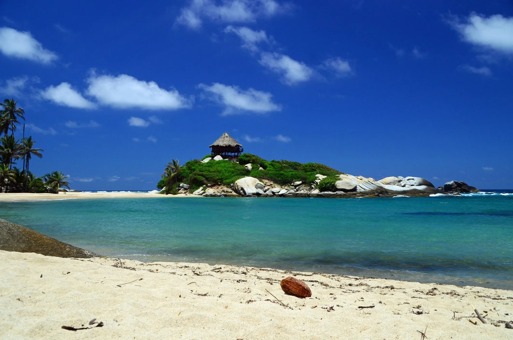 Playa de arena blanca y aguas turquesa del Caribe colombiano