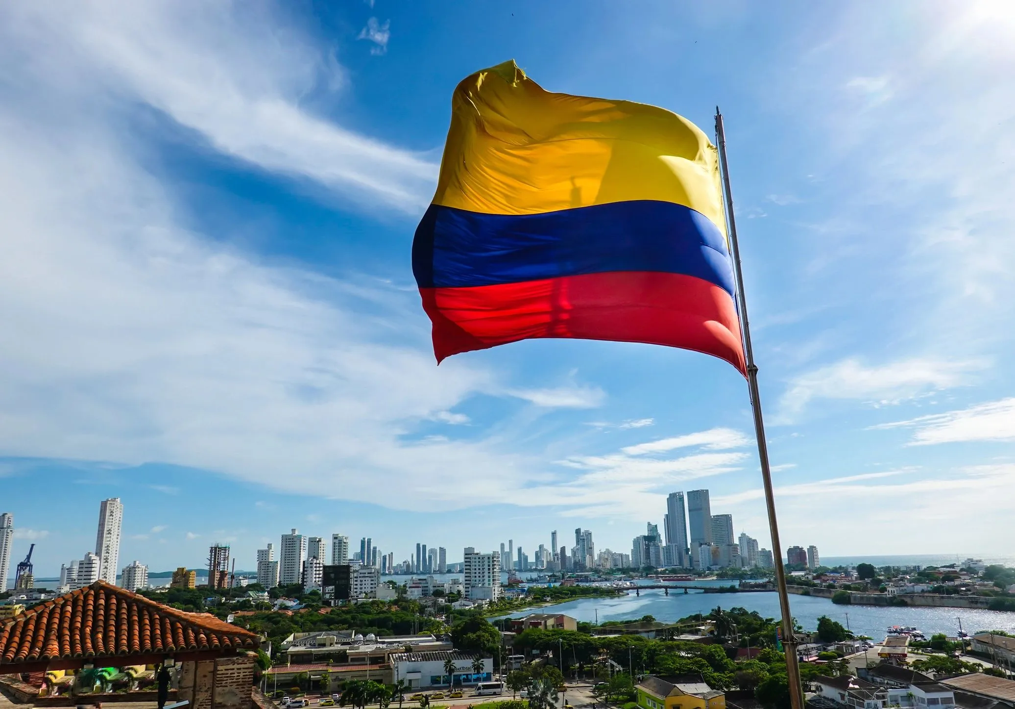 Vista panorámica del Caribe colombiano desde las murallas de Cartagena